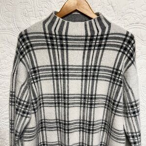Tahari  Plaid Women's Sweater - Gray and White